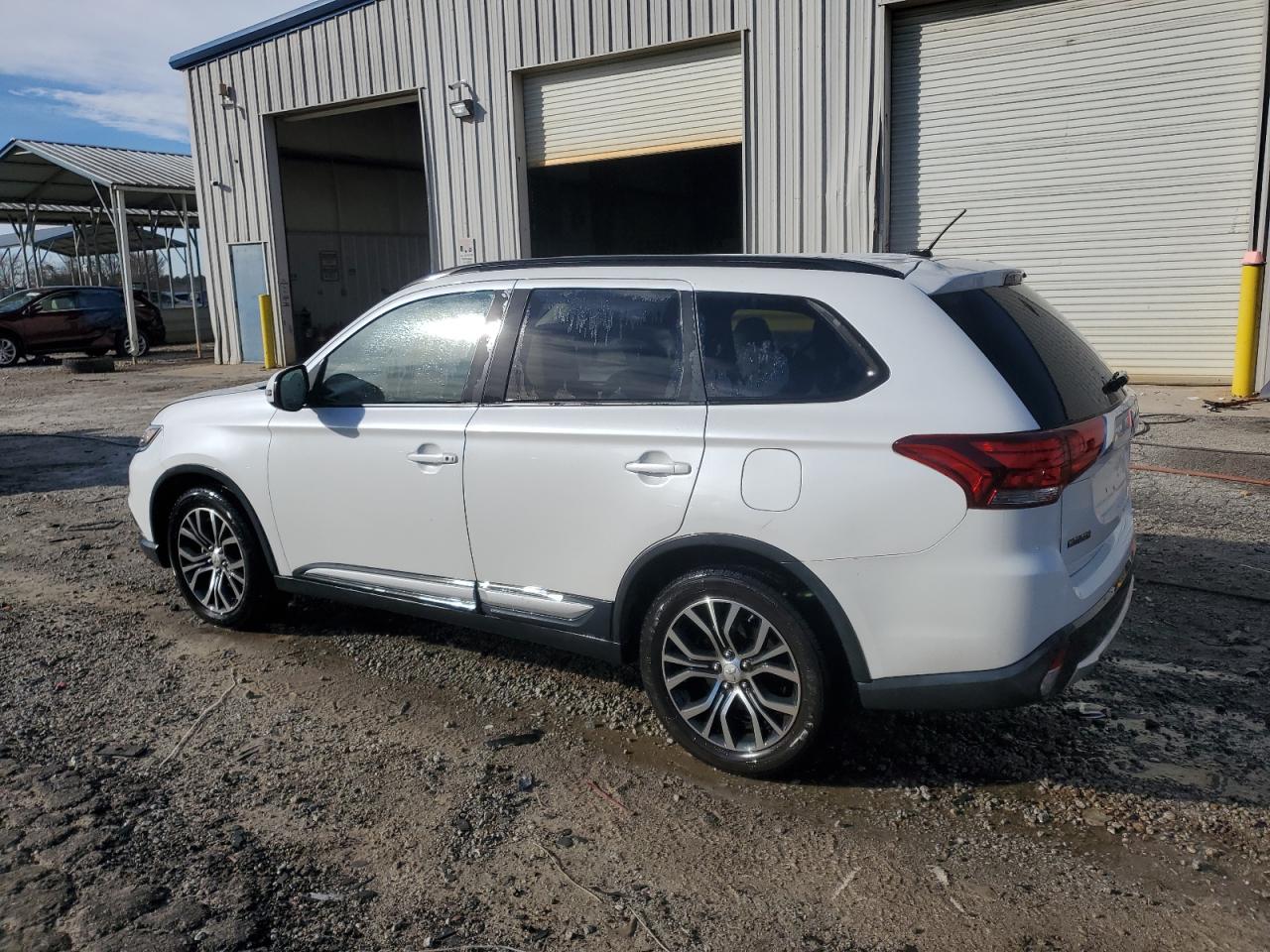 2016 Mitsubishi Outlander - Image 2