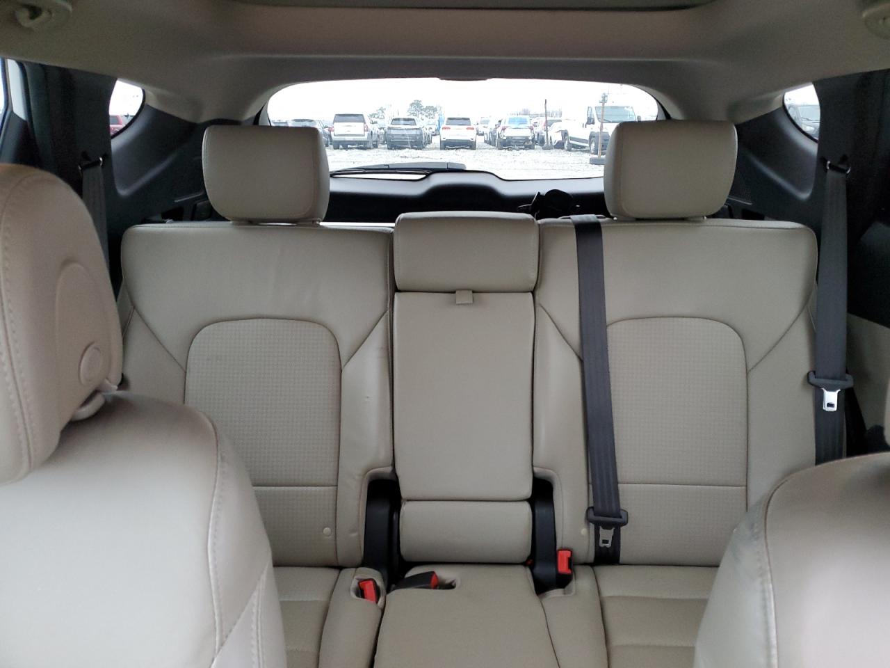 2016 Hyundai Santa Fe - Image 10