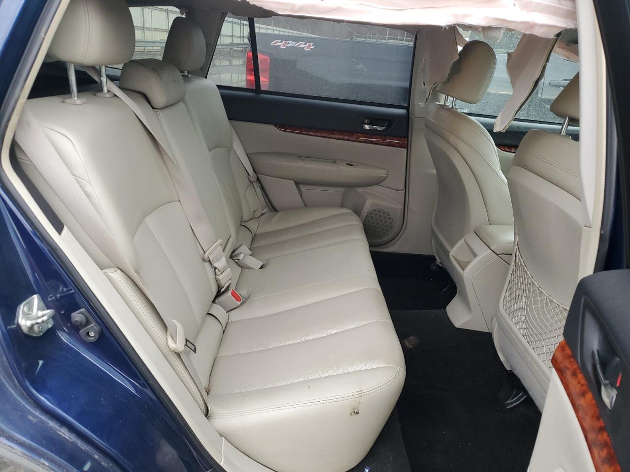2011 Subaru Outback - Image 10