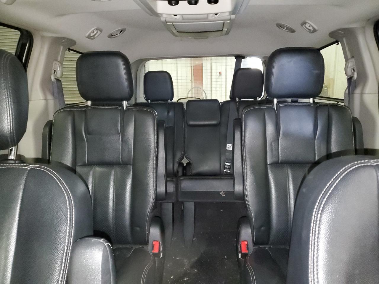 2015 Chrysler Town & Country - Image 10