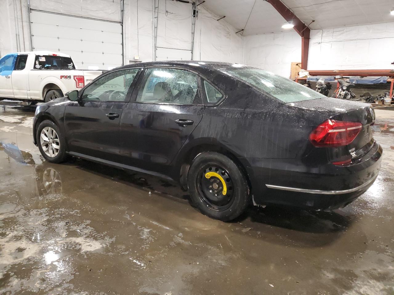 2018 Volkswagen Passat - Image 2