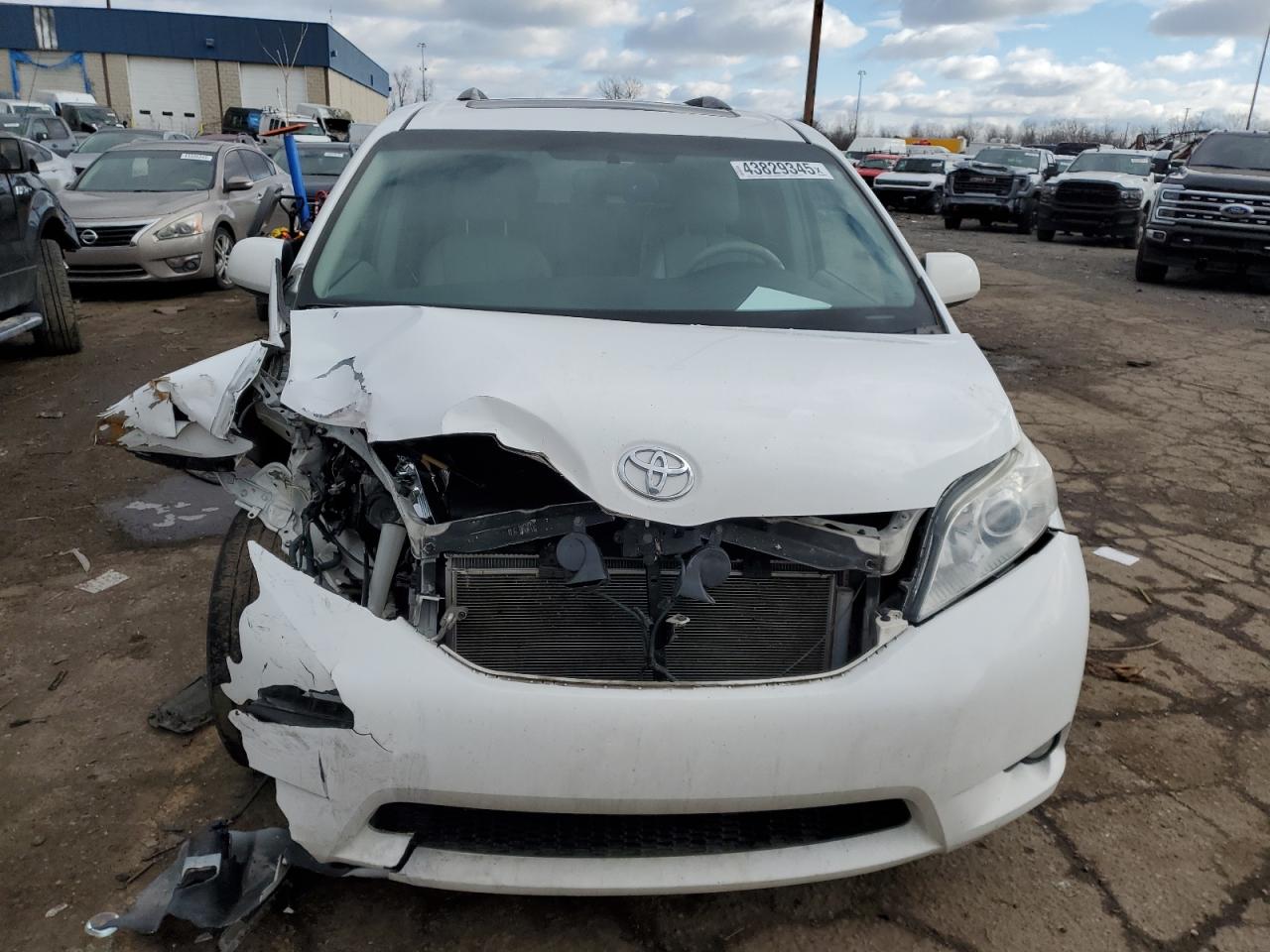 2014 Toyota Sienna - Image 5