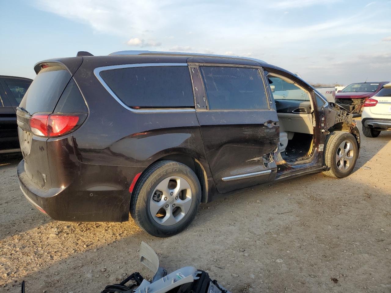 2017 Chrysler Pacifica - Image 3