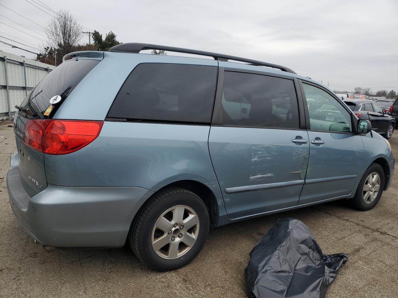 2009 Toyota Sienna - Image 3