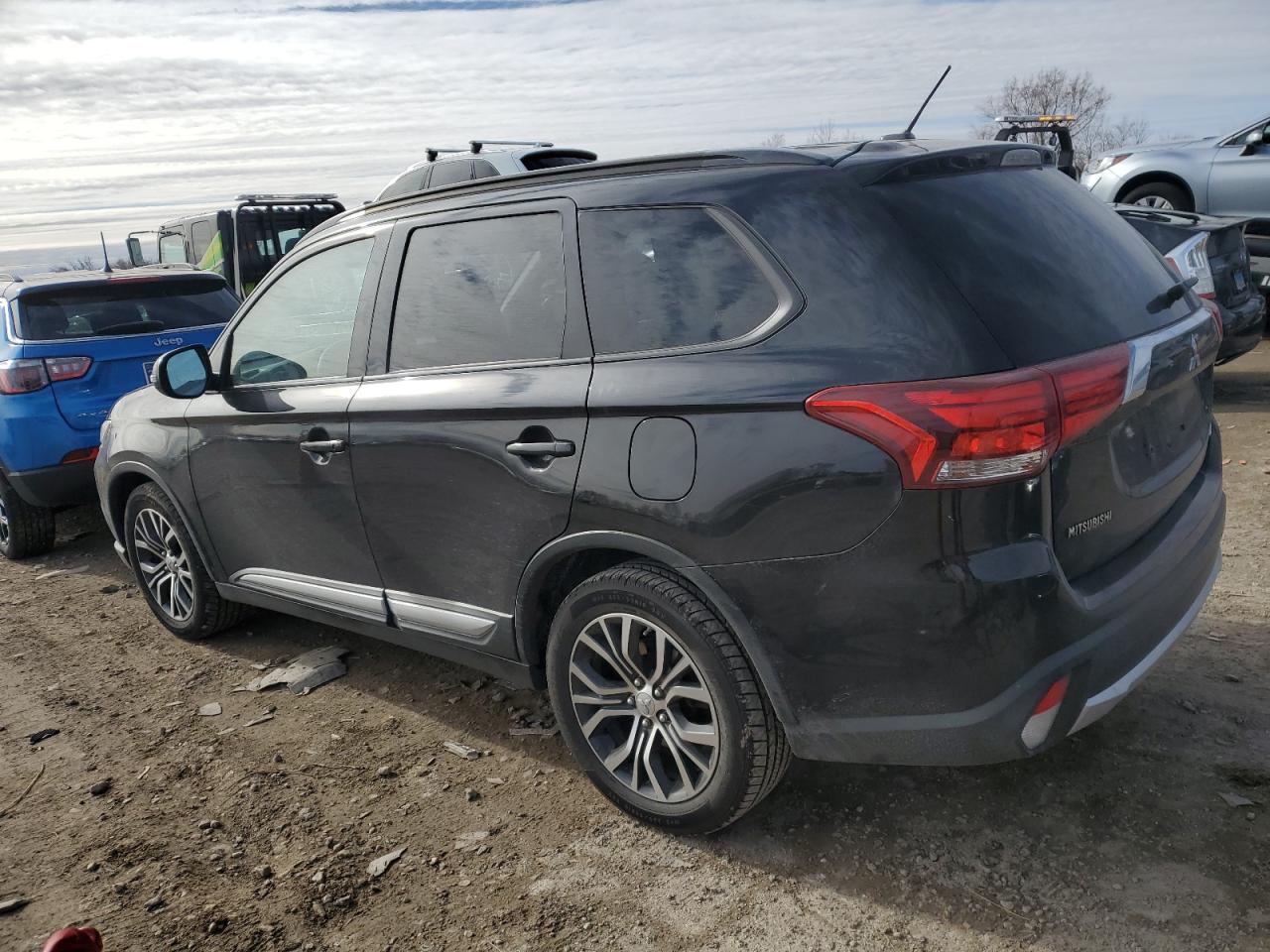 2016 Mitsubishi Outlander - Image 2