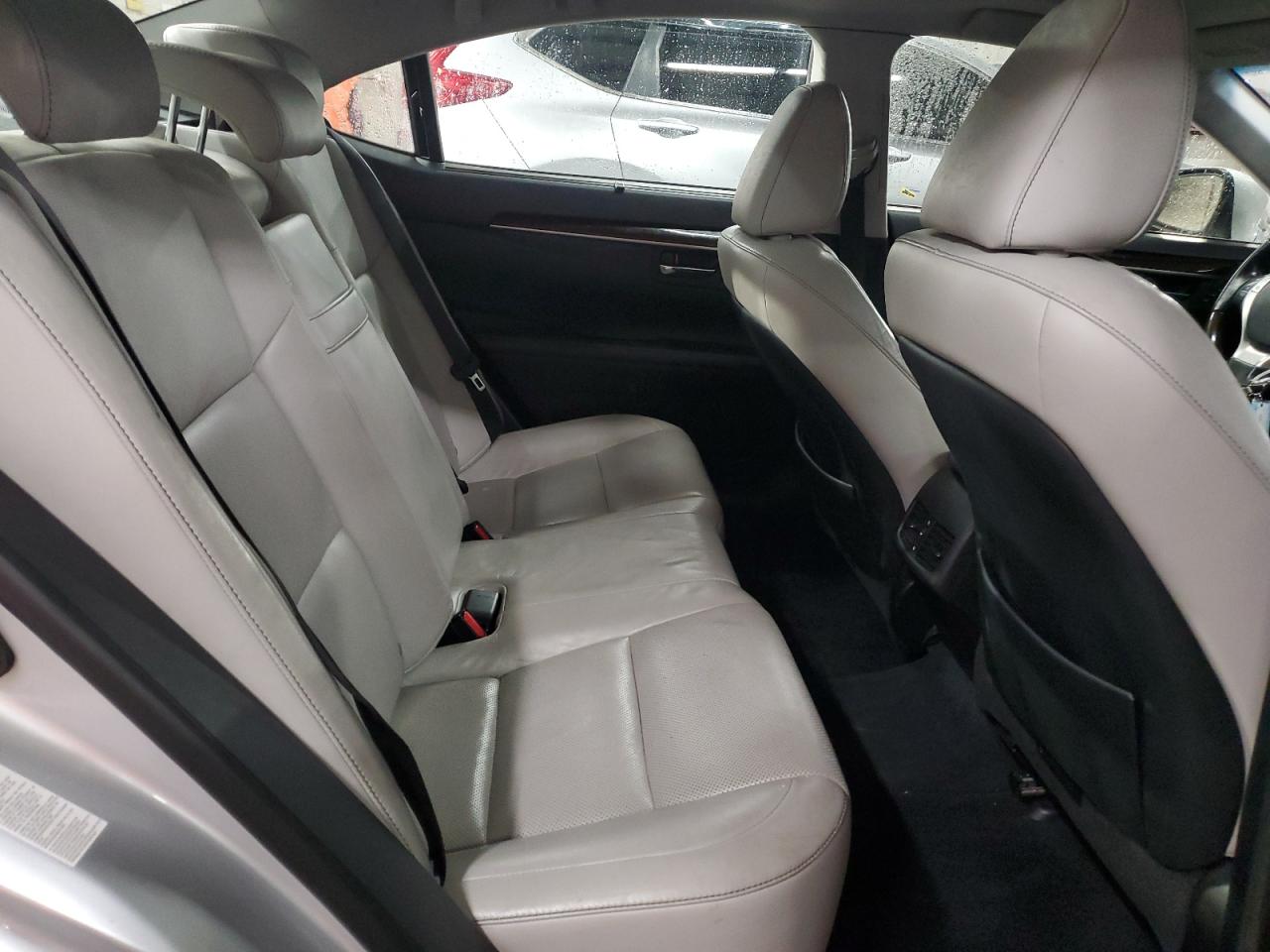 2014 Lexus ES - Image 10