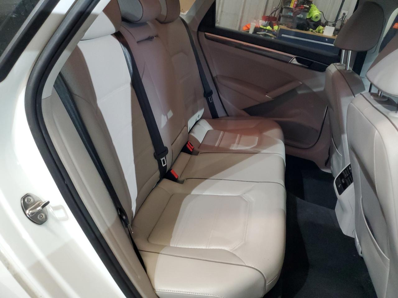 2018 Volkswagen Passat - Image 10