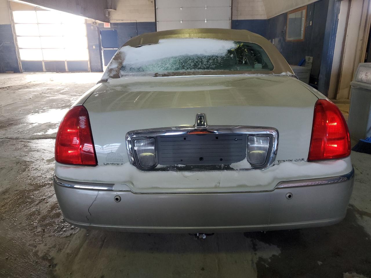 2004 Lincoln Town Car - Image 6