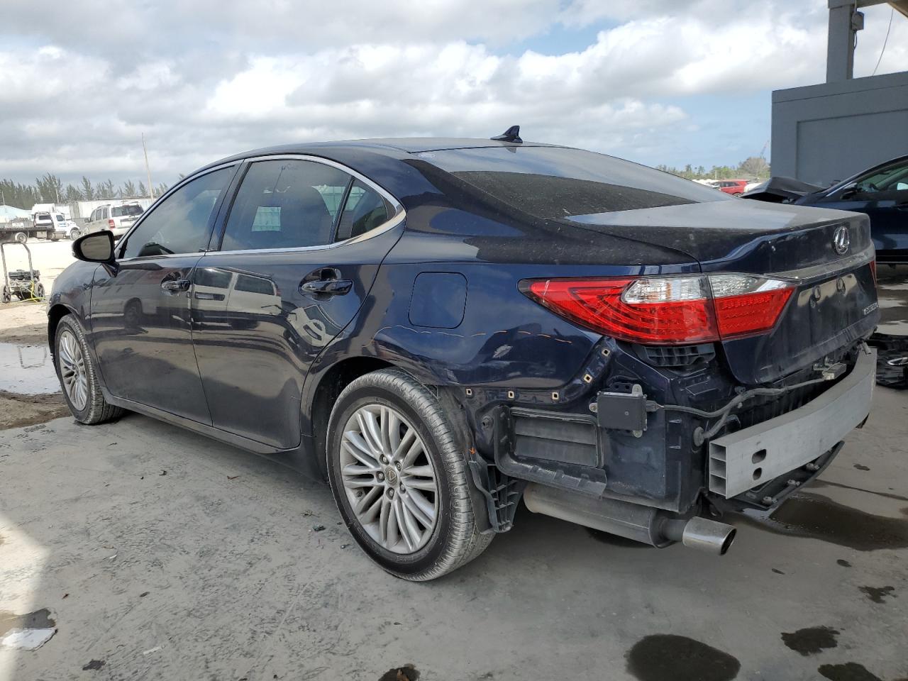 2014 Lexus ES - Image 2