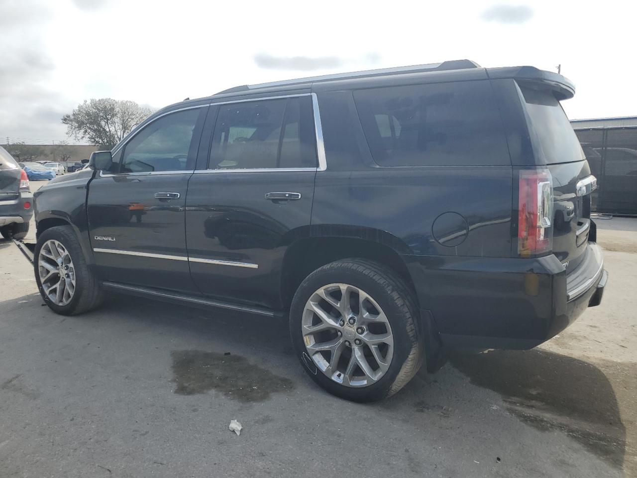2019 GMC Yukon - Image 2