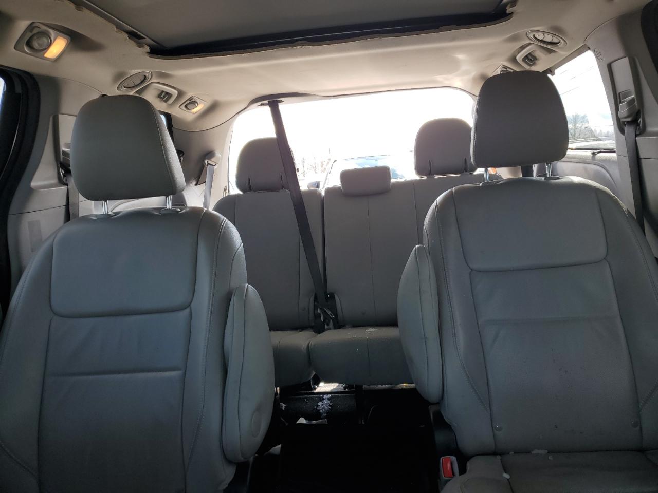2015 Toyota Sienna - Image 10