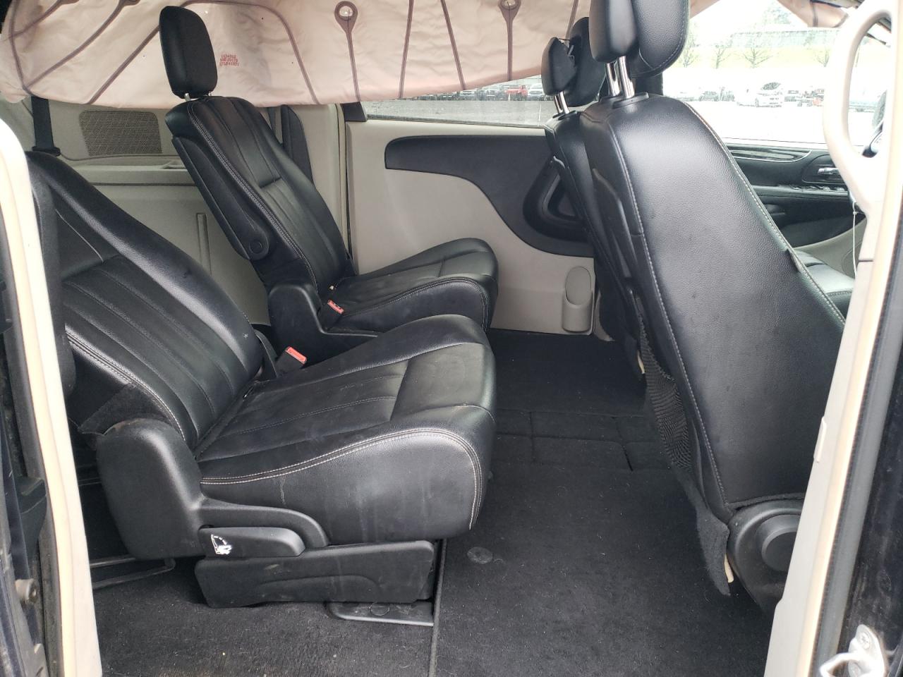 2014 Chrysler Town & Country - Image 11
