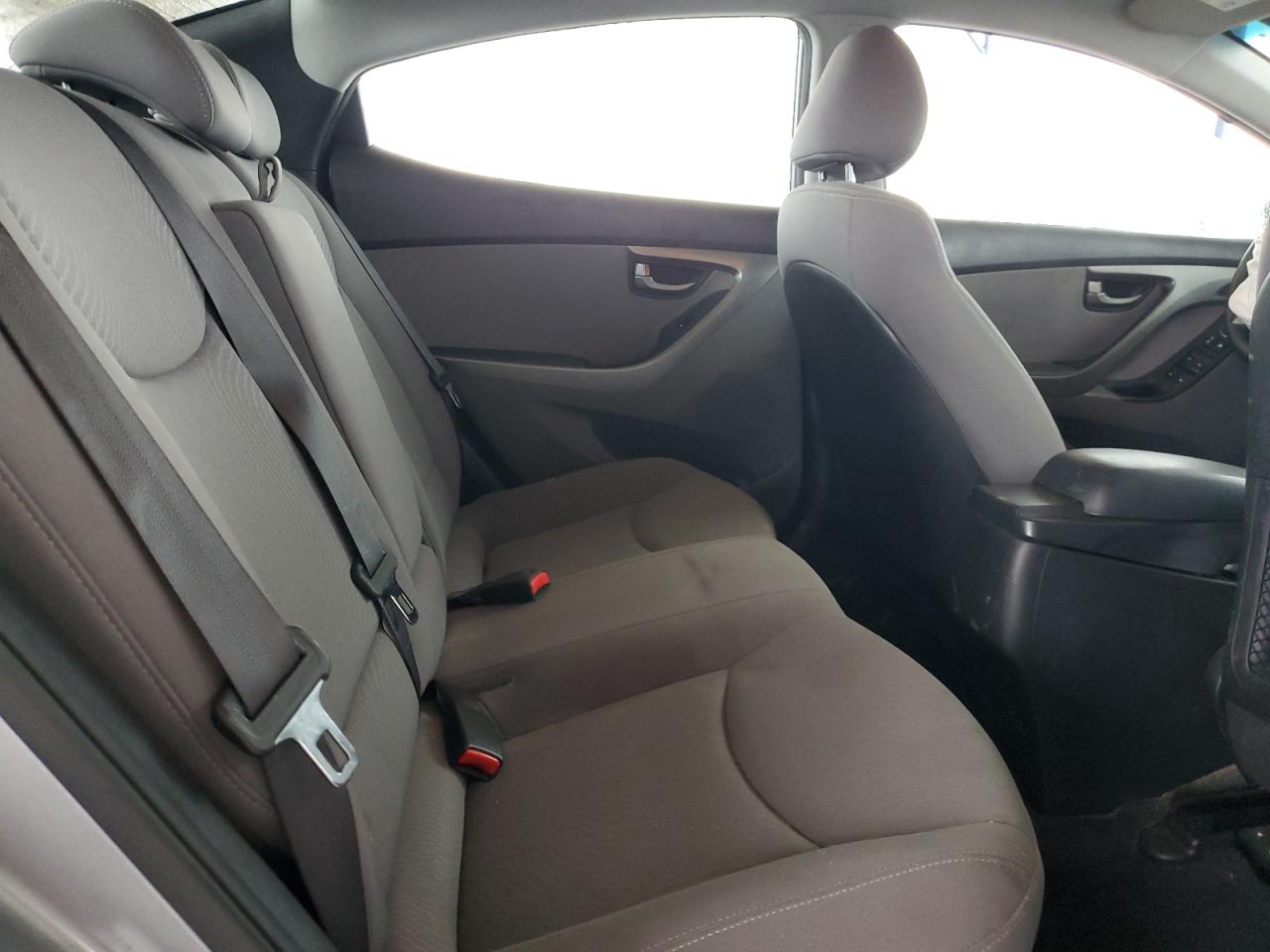 2016 Hyundai Elantra - Image 10