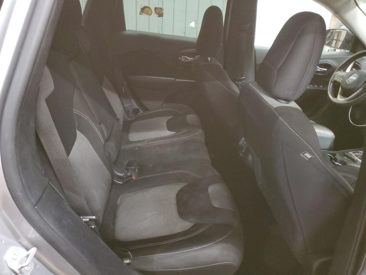 2015 Jeep Grand Cherokee - Image 11