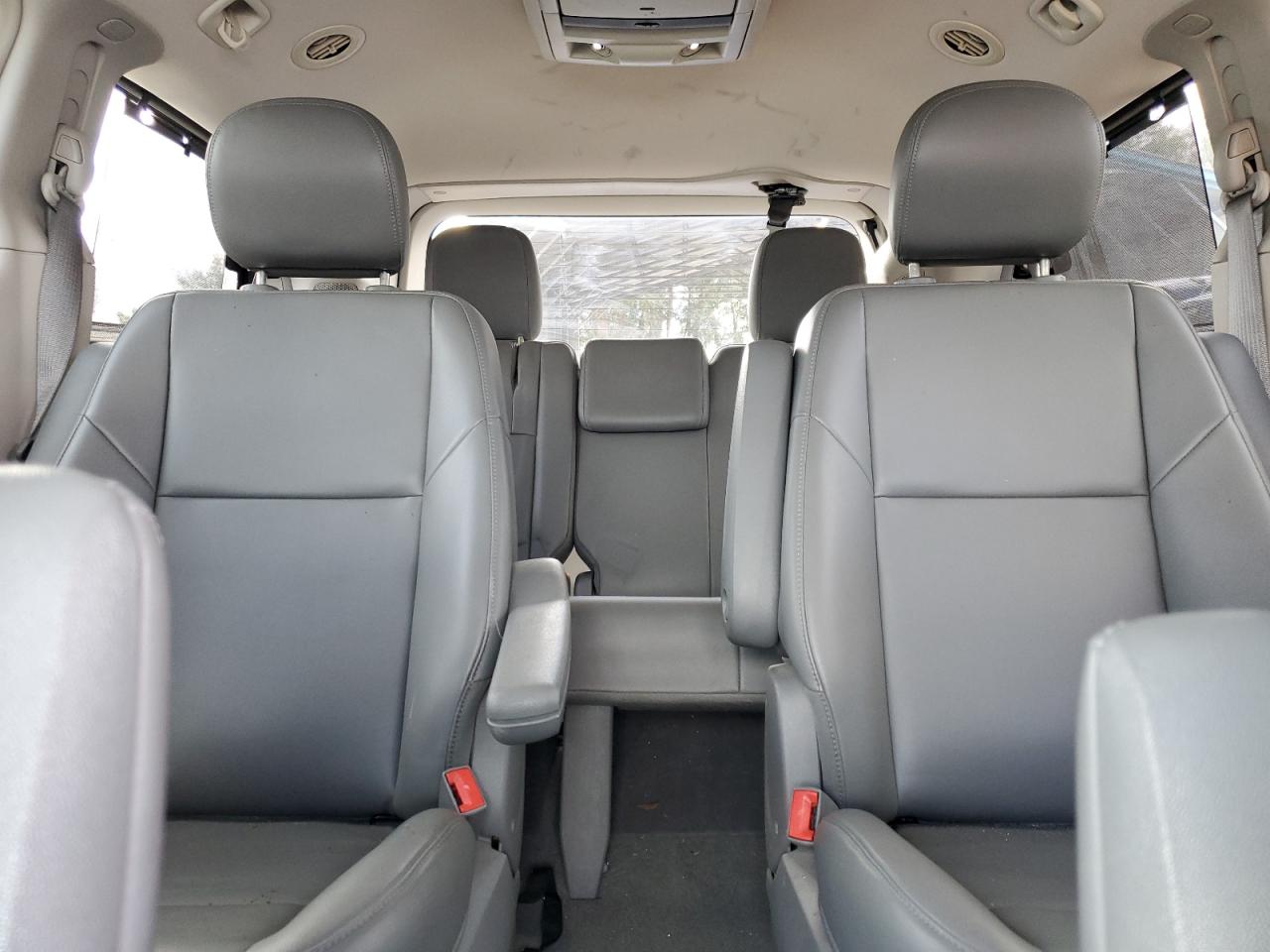 2011 Volkswagen Routan - Image 10