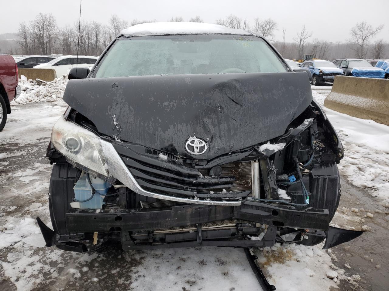 2011 Toyota Sienna - Image 5