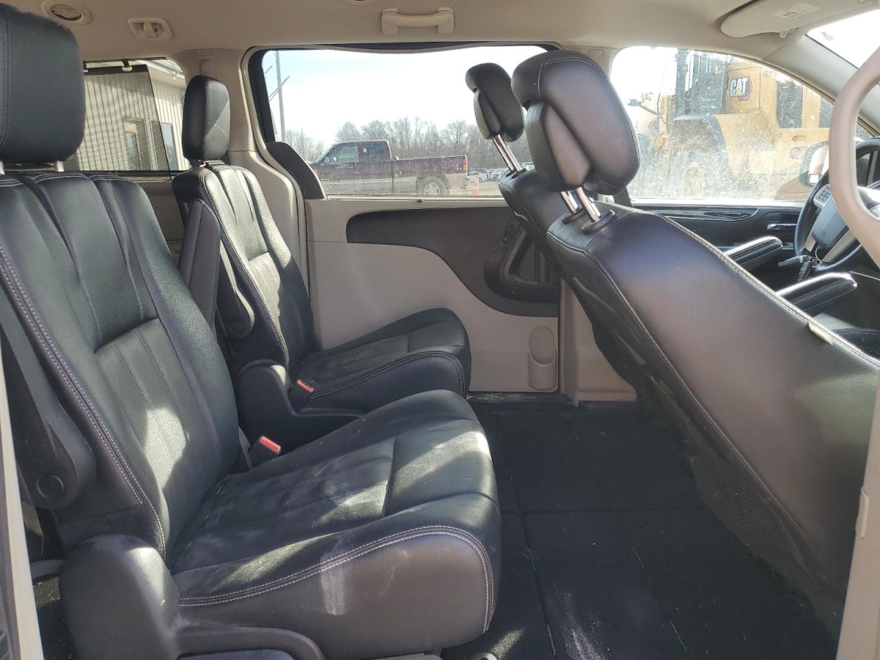 2015 Chrysler Town & Country - Image 11