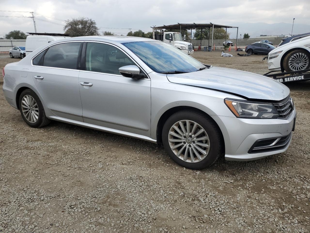 2017 Volkswagen Passat - Image 4