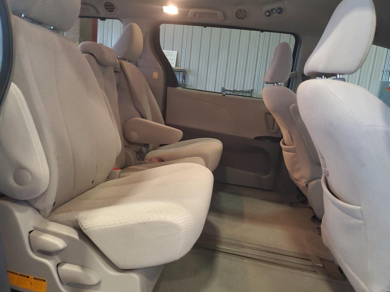 2012 Toyota Sienna - Image 11
