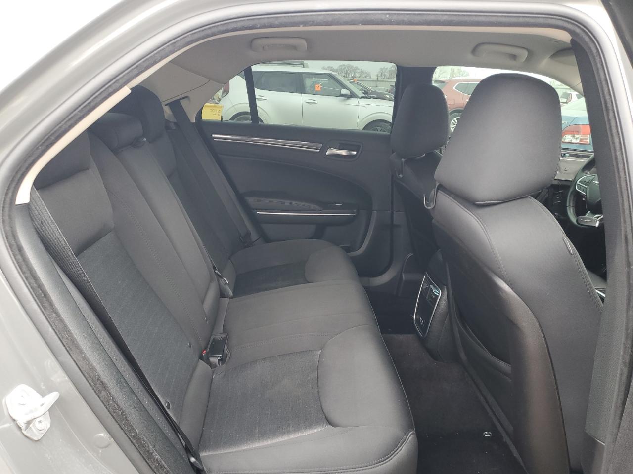 2018 Chrysler 300 - Image 10