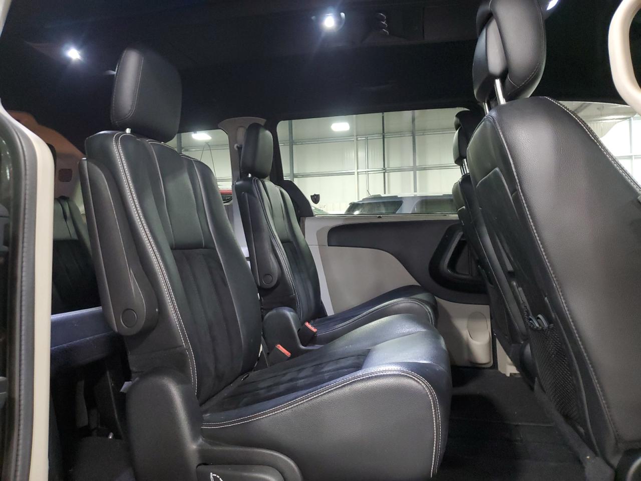 2017 Dodge Caravan - Image 11
