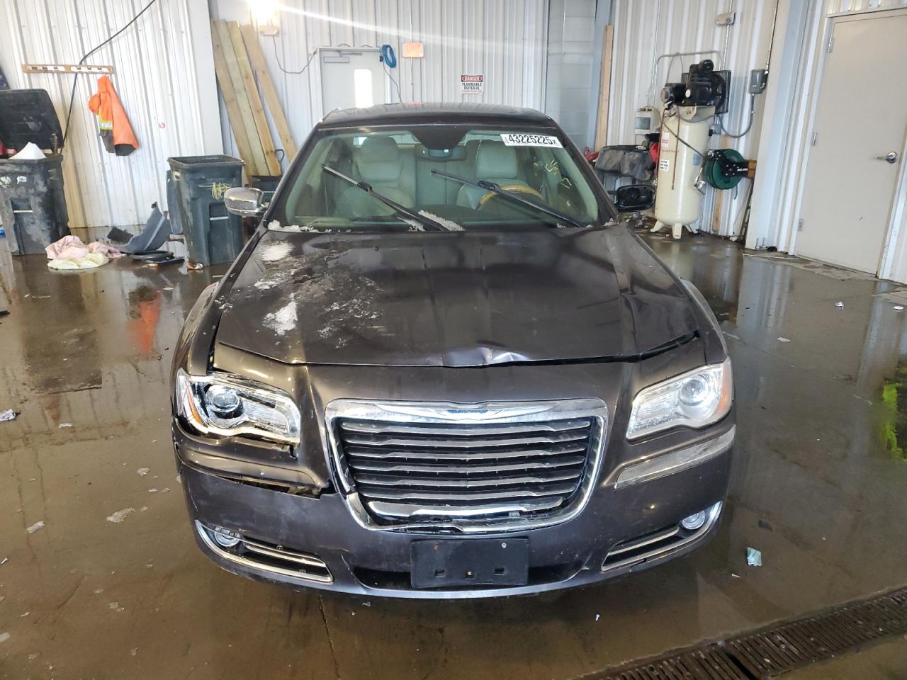 2014 Chrysler 300 - Image 5