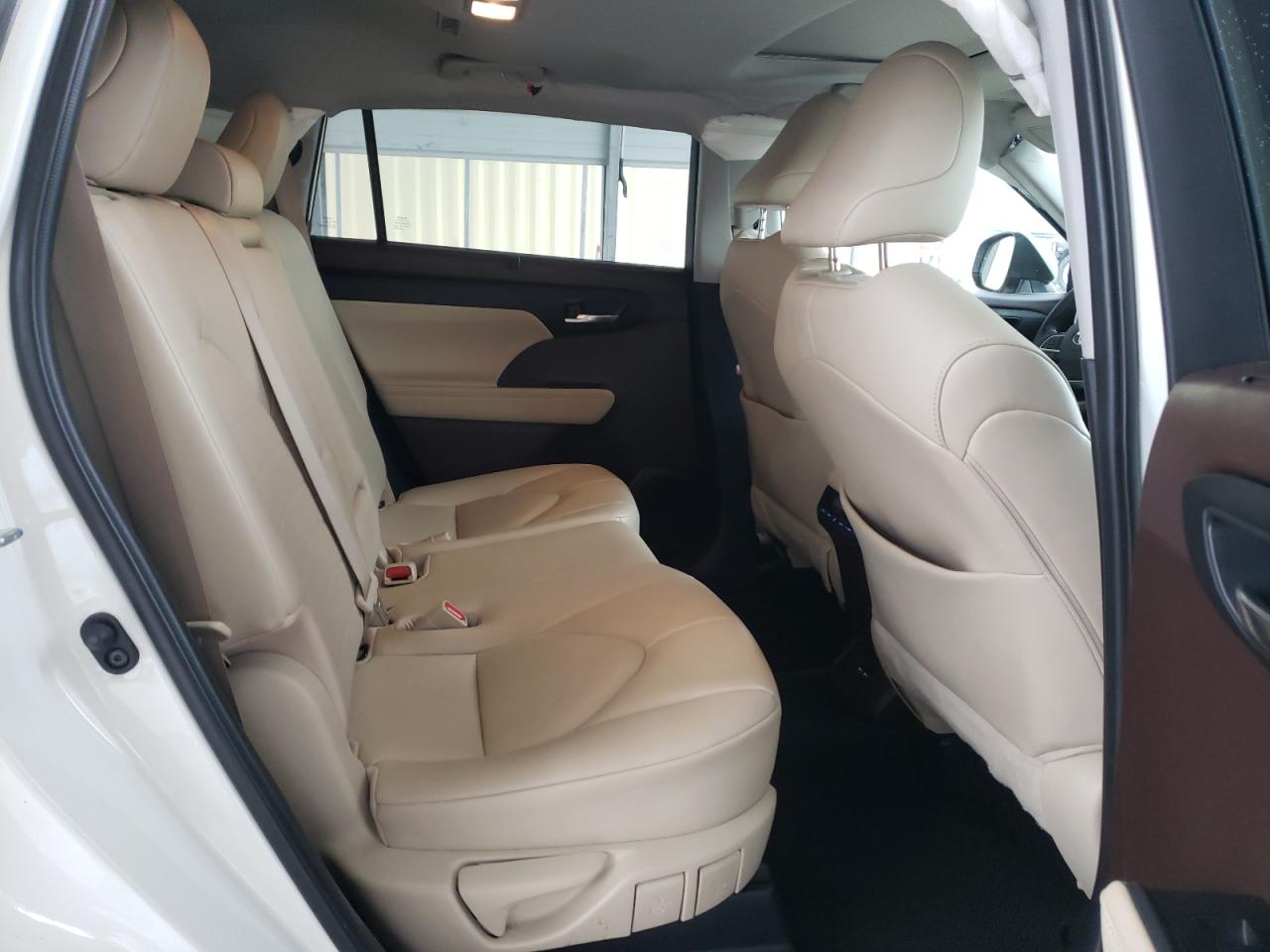2021 Toyota Highlander - Image 11