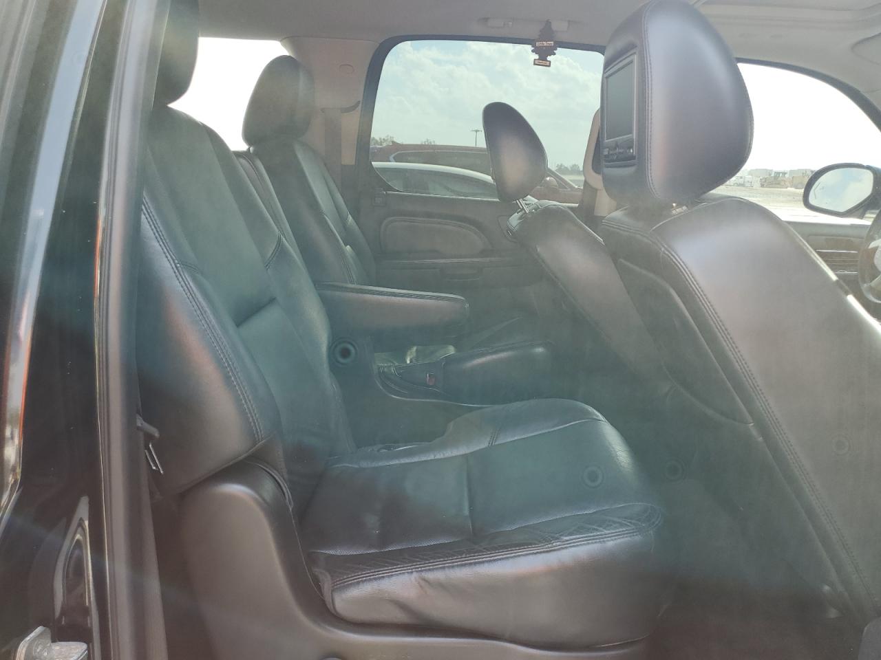 2011 Cadillac Escalade - Image 11