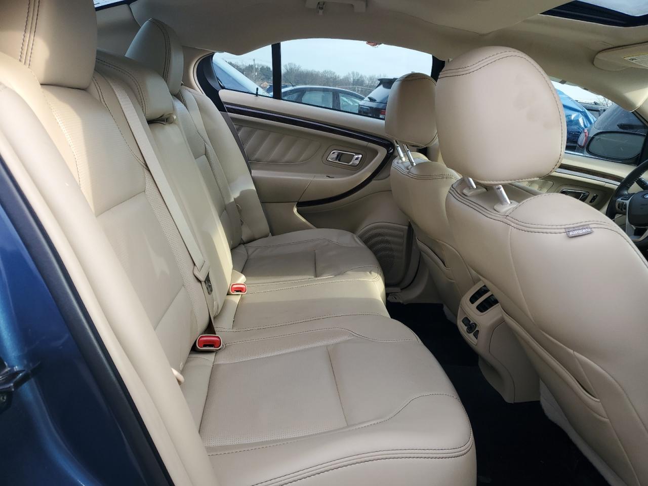 2018 Ford Taurus - Image 11