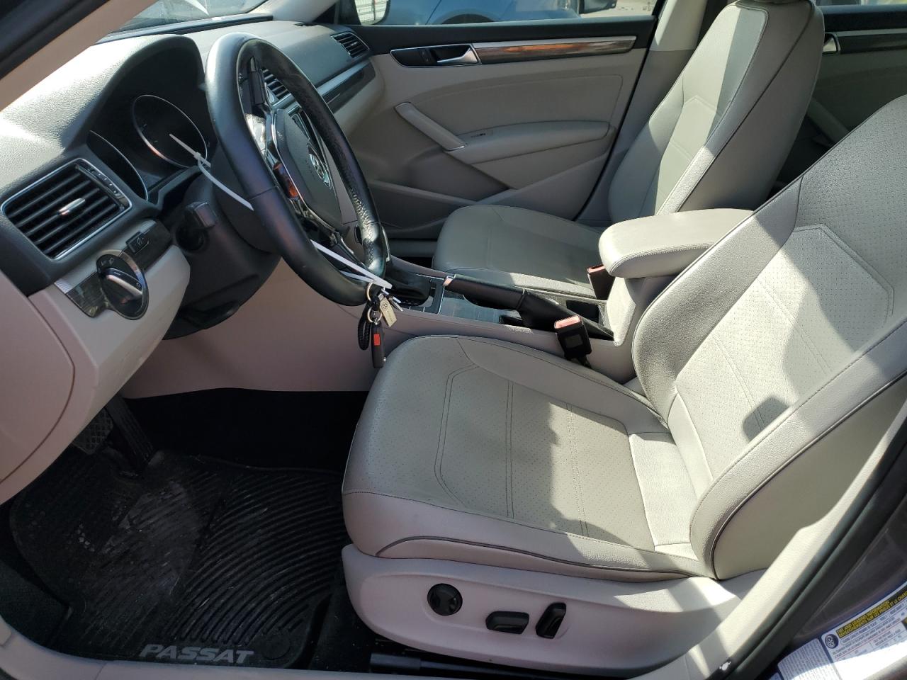 2017 Volkswagen Passat - Image 7