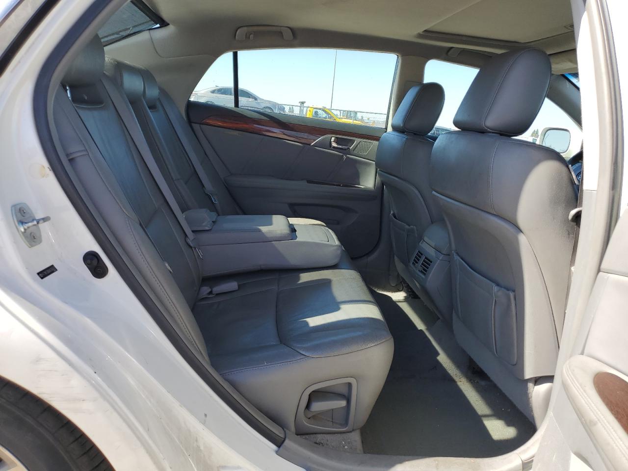 2010 Toyota Avalon - Image 10