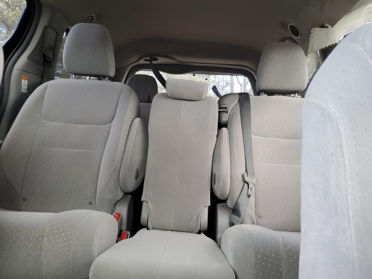 2017 Toyota Sienna - Image 10