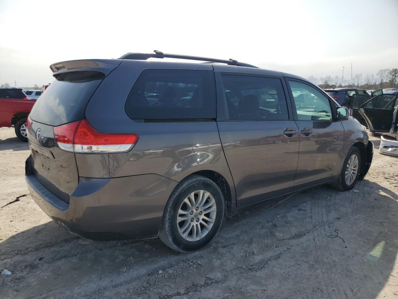 2012 Toyota Sienna - Image 3