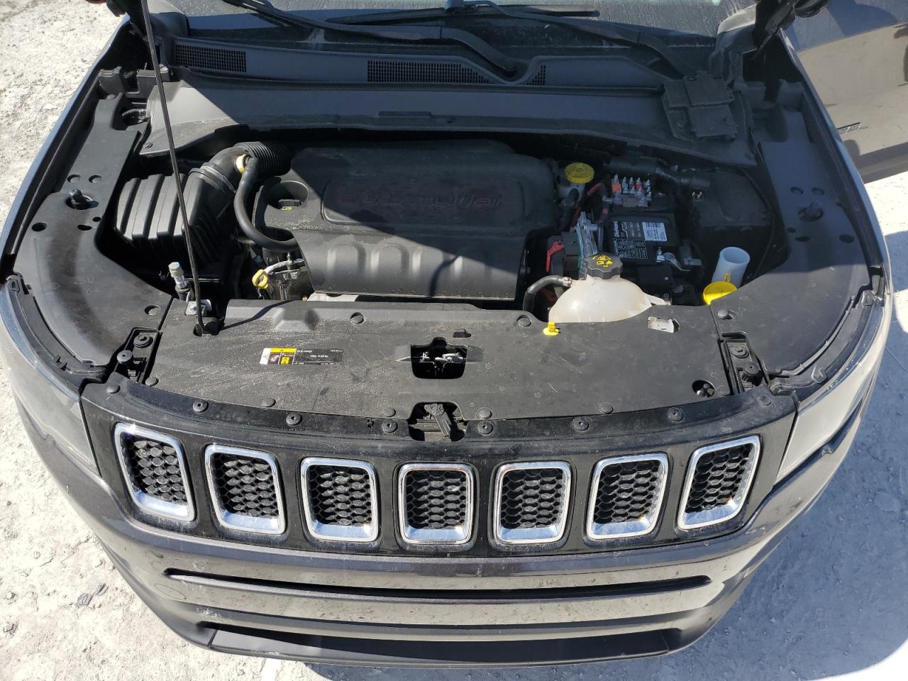 2018 Jeep Compass - Image 12