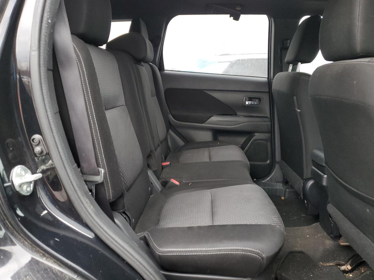 2018 Mitsubishi Outlander - Image 11