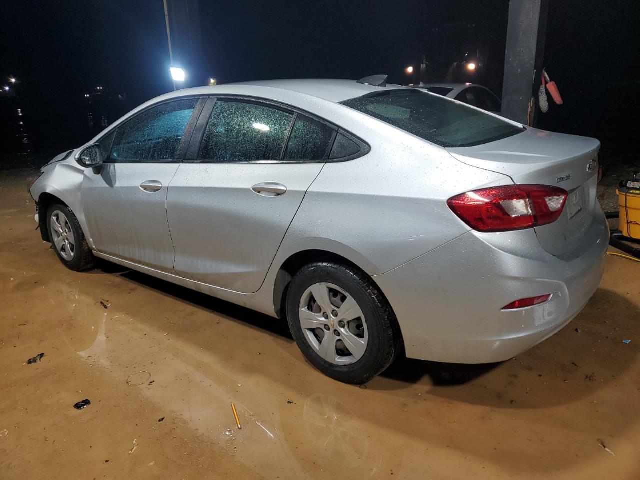 2018 Chevrolet Cruze - Image 2