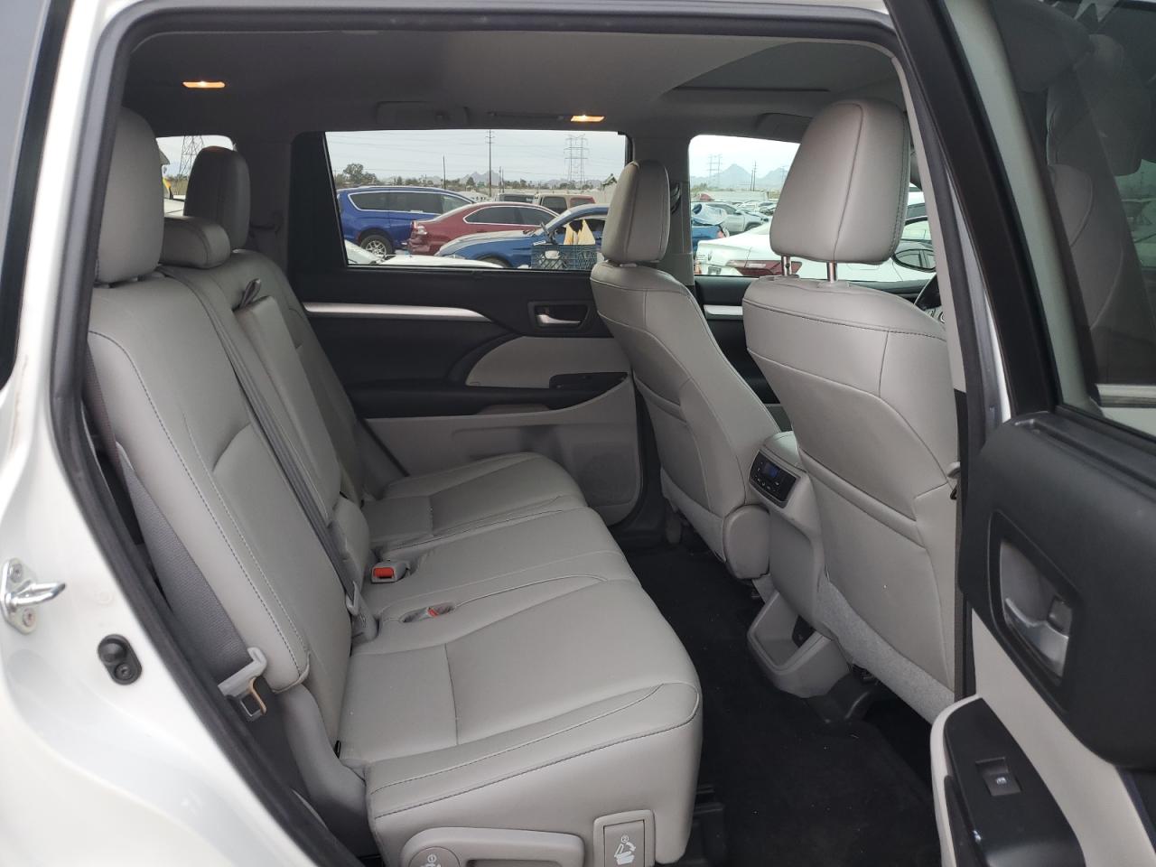 2017 Toyota Highlander - Image 10