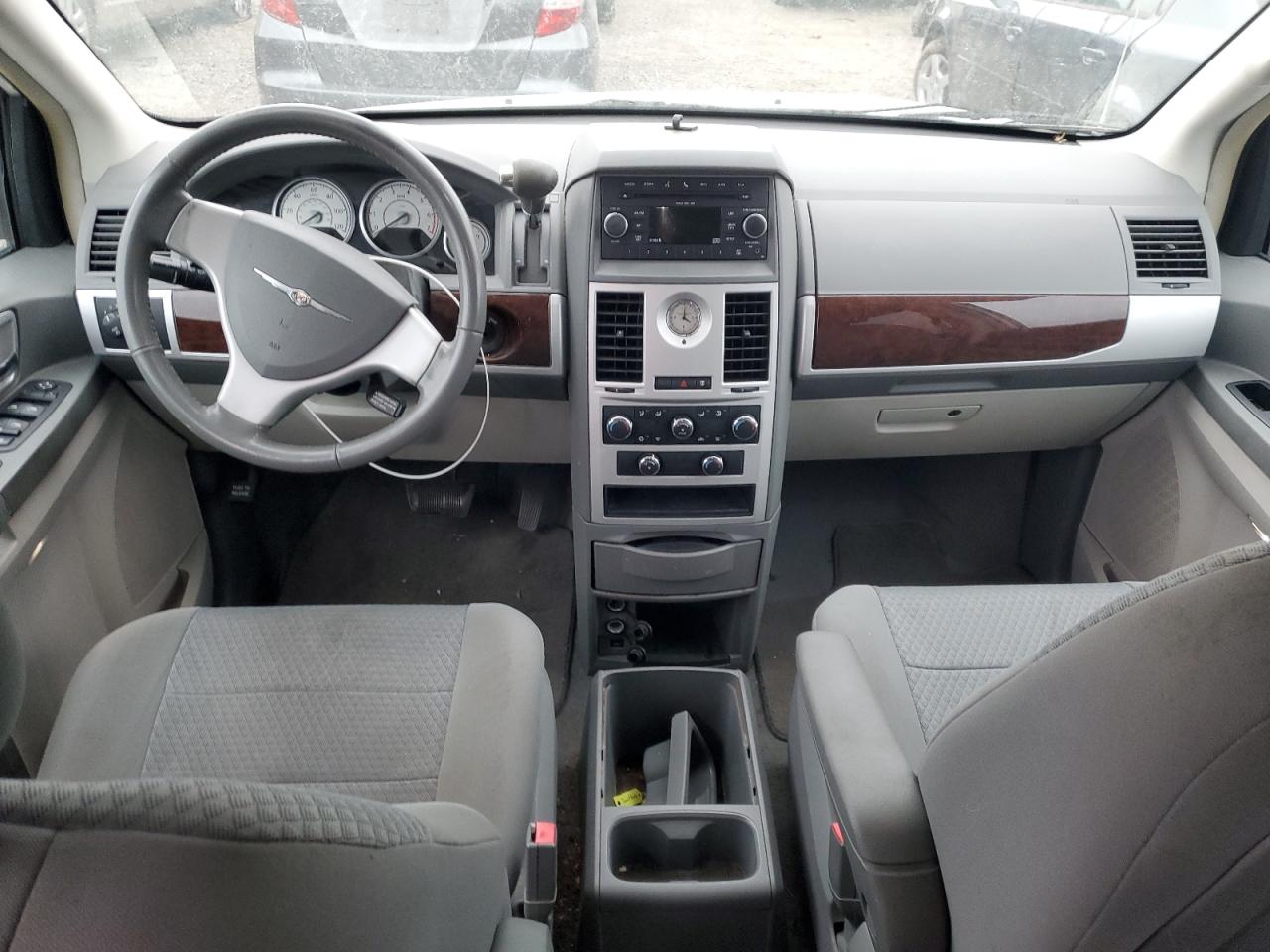 2010 Chrysler Town & Country - Image 8