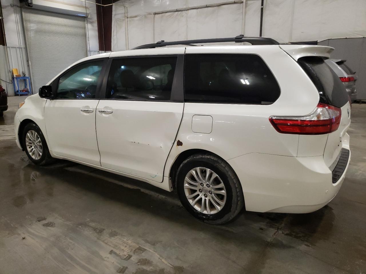 2015 Toyota Sienna - Image 2