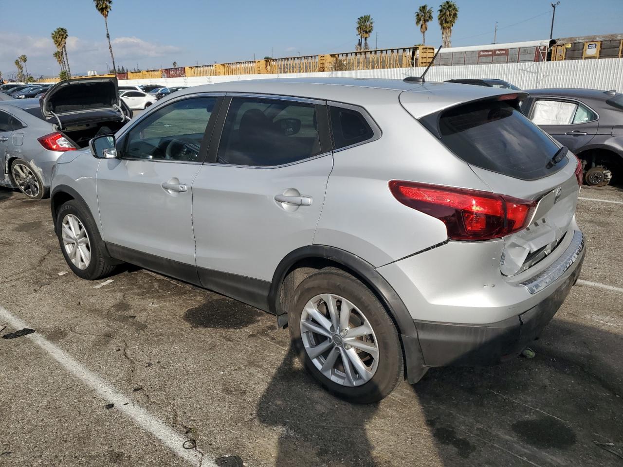 2017 Nissan Rogue - Image 2