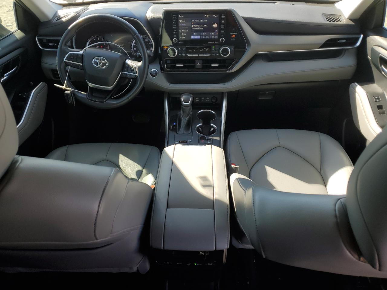 2022 Toyota Highlander - Image 8