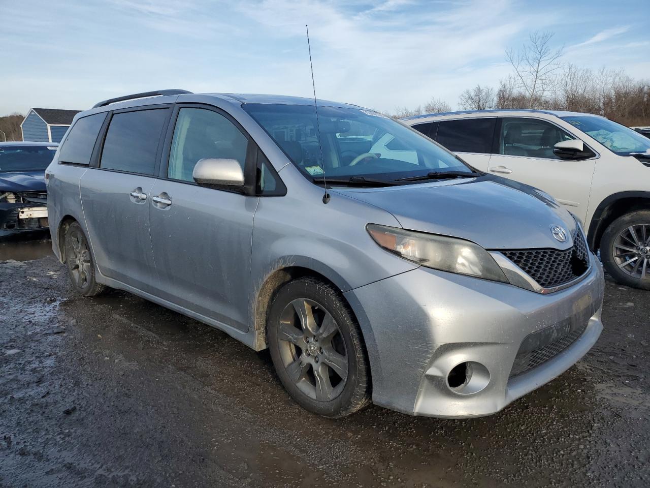 2013 Toyota Sienna - Image 4
