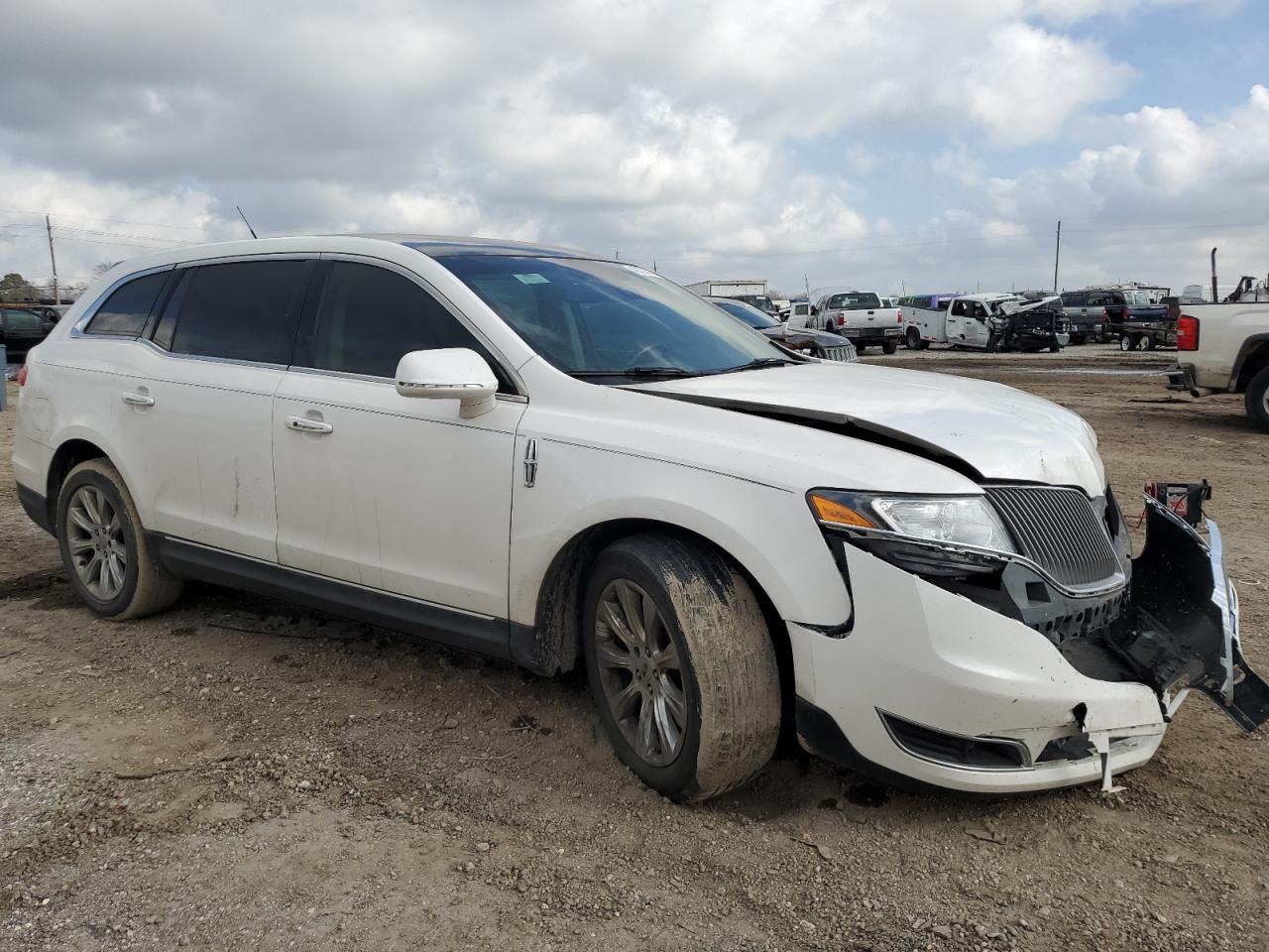 2014 Lincoln MKT - Image 4