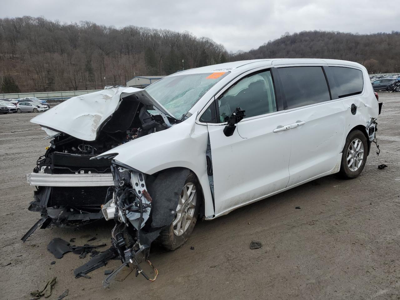 2024 Chrysler Pacifica Touring L for Sale in Ellwood City, PA - All Over