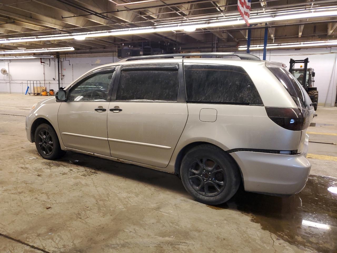 2005 Toyota Sienna - Image 2
