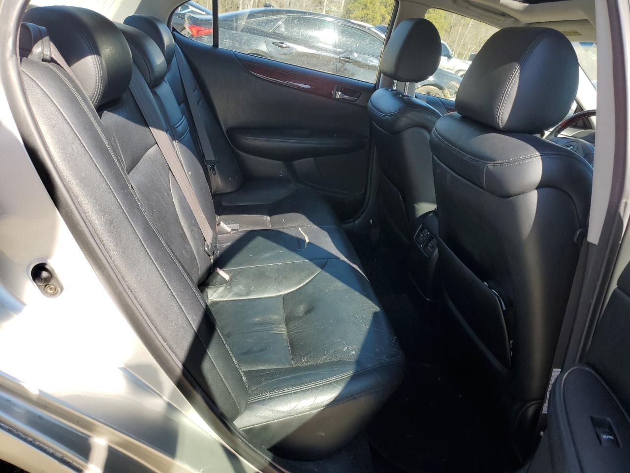 2004 Lexus ES - Image 10