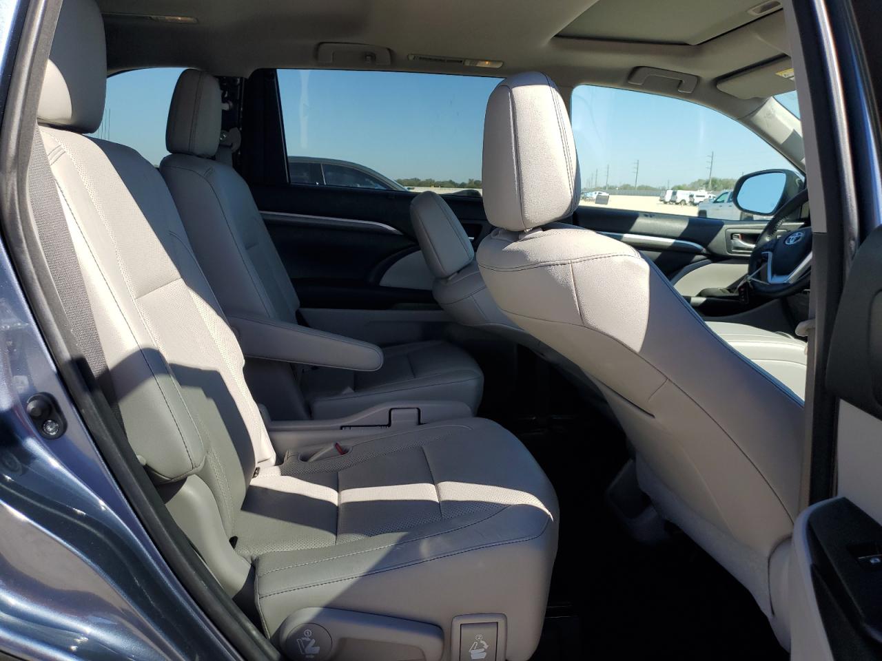 2017 Toyota Highlander - Image 11