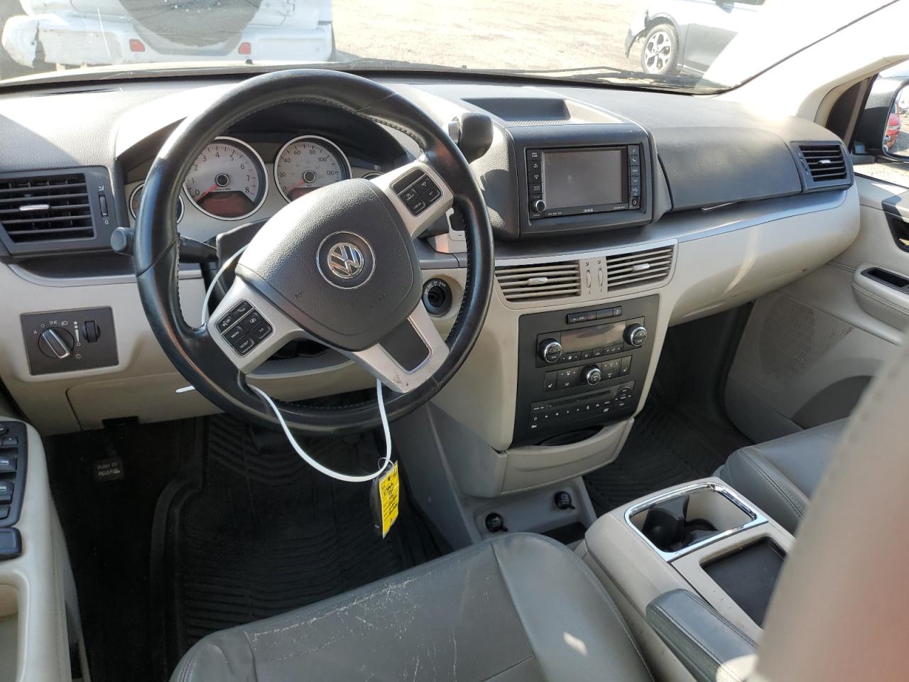 2011 Volkswagen Routan - Image 8