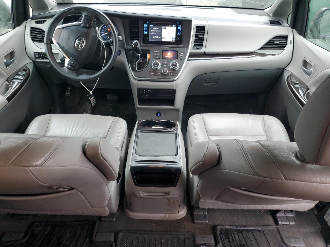 2017 Toyota Sienna - Image 8