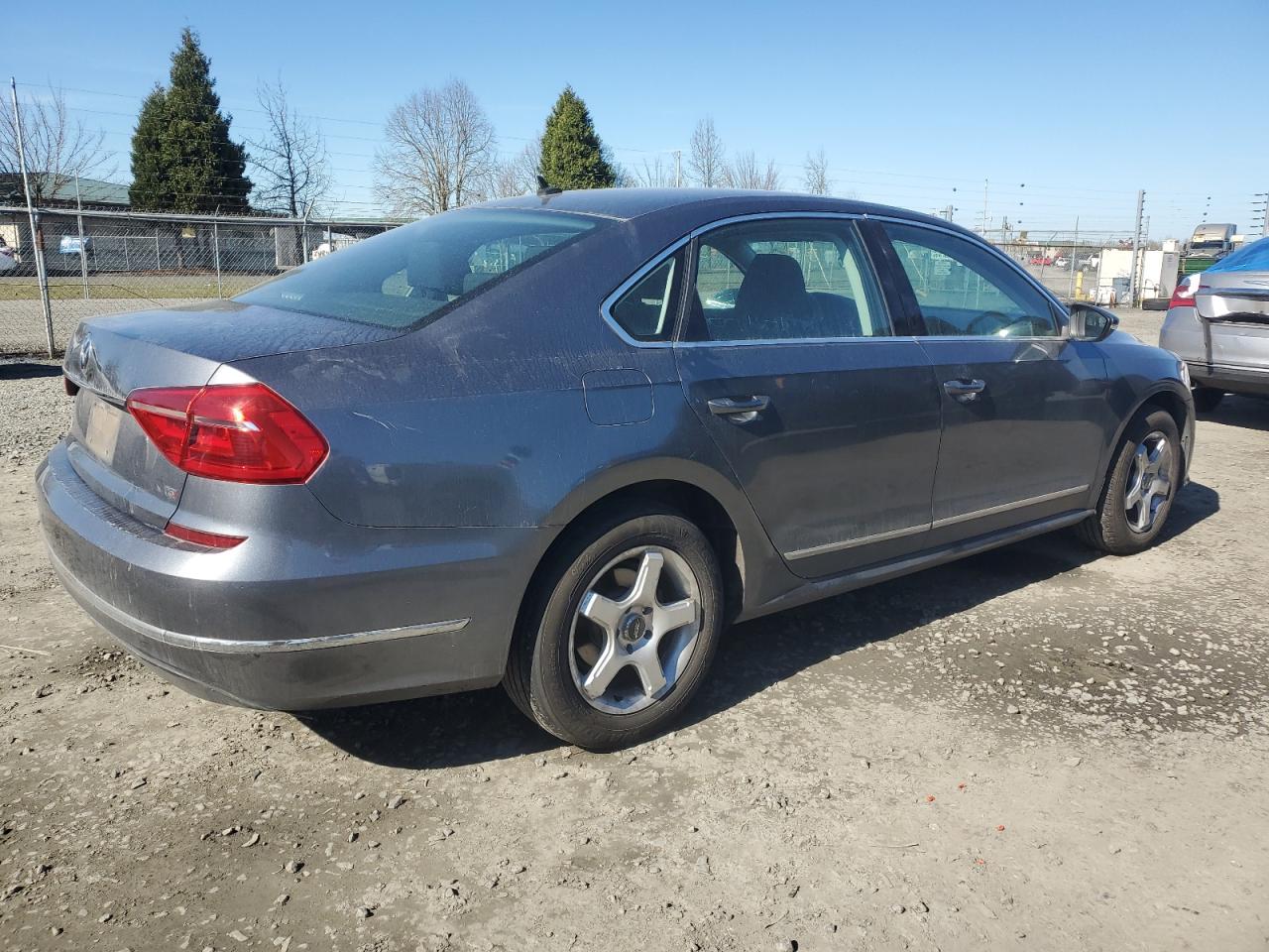 2016 Volkswagen Passat - Image 3